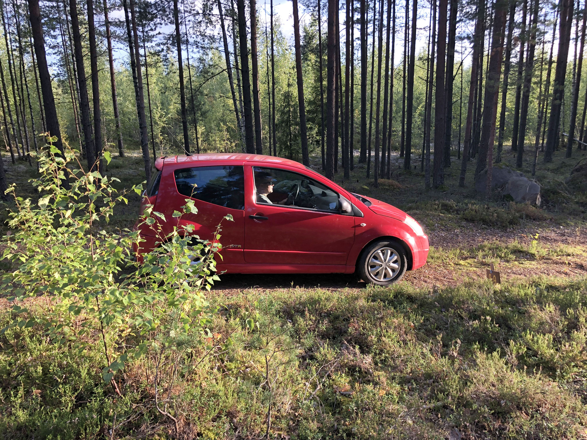 Autosuunnistusta pystyy harrastamaan autolla kuin autolla ilman mitään erikoisvarusteita.