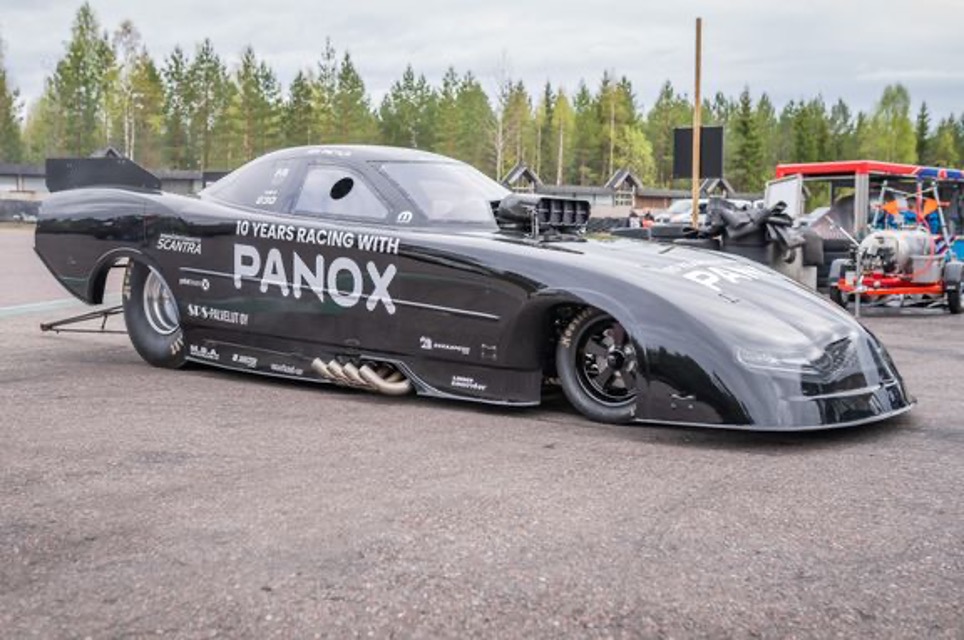 Ari Pietilä toi jälleen Motoparkkiin yleisön nähtäväksi Top Methanol Funny Carinsa. Kuva: Jussi Pietarinen