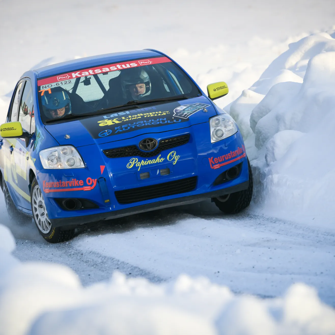 Miska Tuomisto johtaa Nuorten SM -luokkaa ennen Savonlinnan SM-rallia. Kuva: Taneli Niinimäki / AKK.