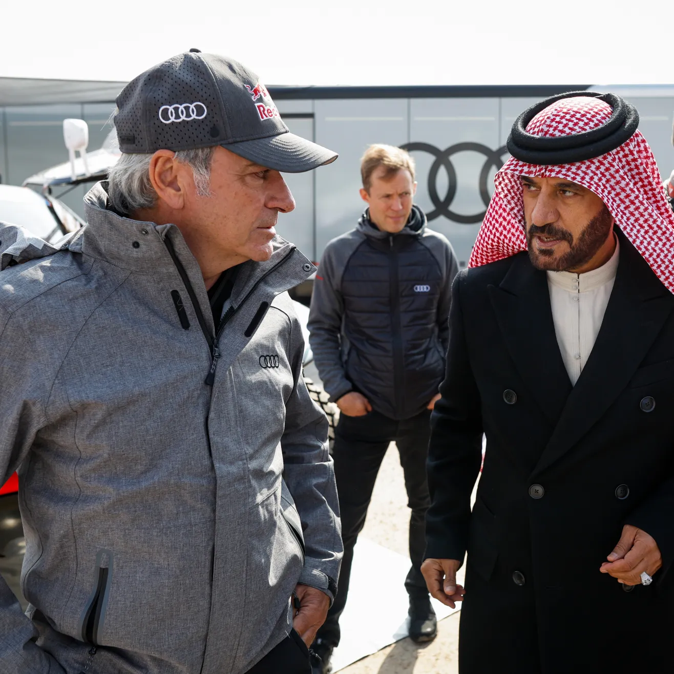 Carlos Sainz ja Ben Sulayem (Red Bull)