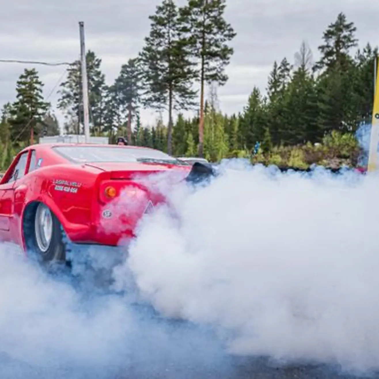 Kiihdytysurheilu on näyttävä ja räjähtävä moottoriurheilumuoto, kuten Veli Koivulan Ferrari Replikan burnout osoittaa. Kuva: Jussi Pietarinen