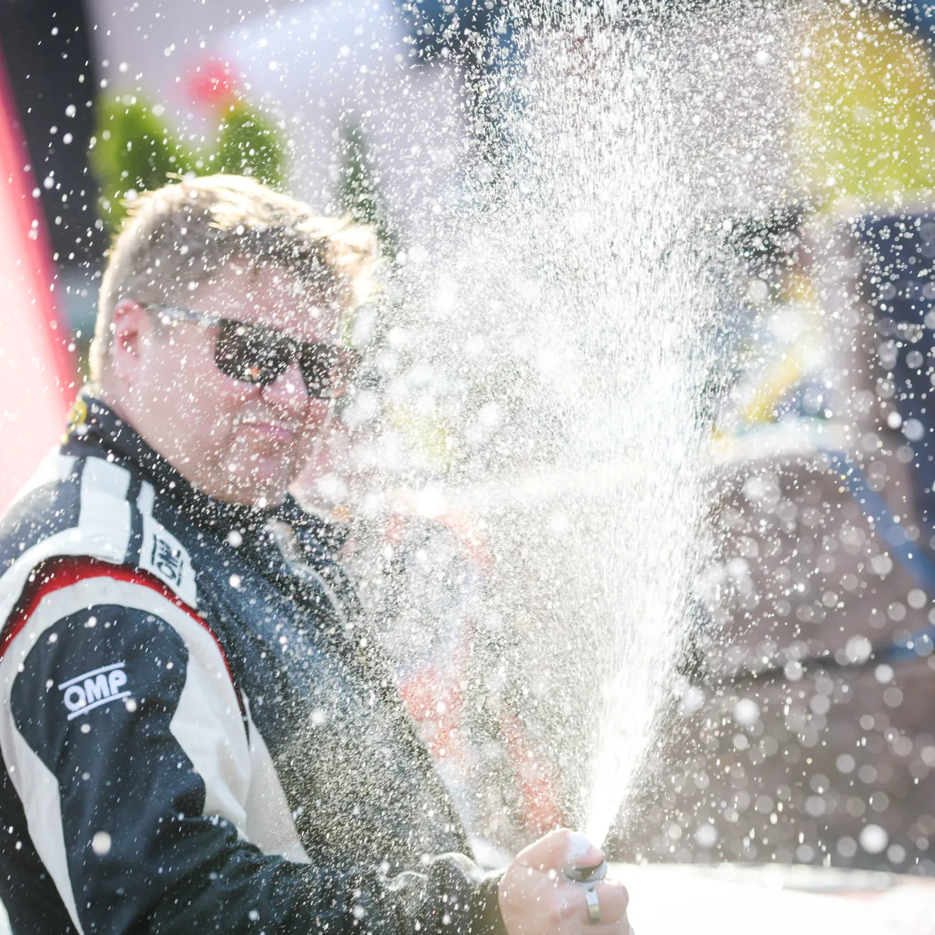 Toni Gardemeister juhlimassa SM O.K. Auto-Rallin Suomi Cup -voittoa. Kuva: Taneli Niinimäki / AKK