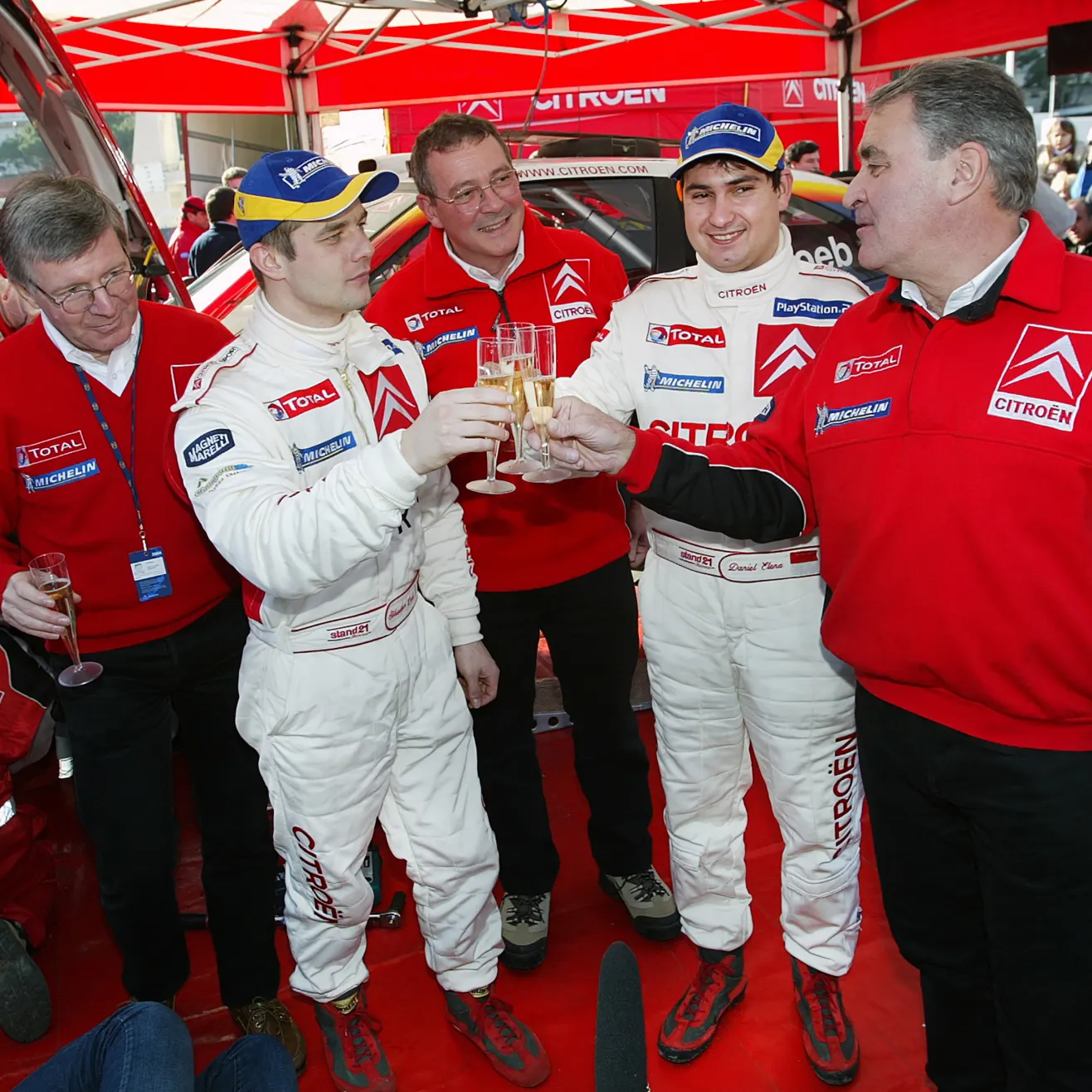 Sébastien Loeb ja Daniel Elena juhlimassa Monte Carlon voittoa.