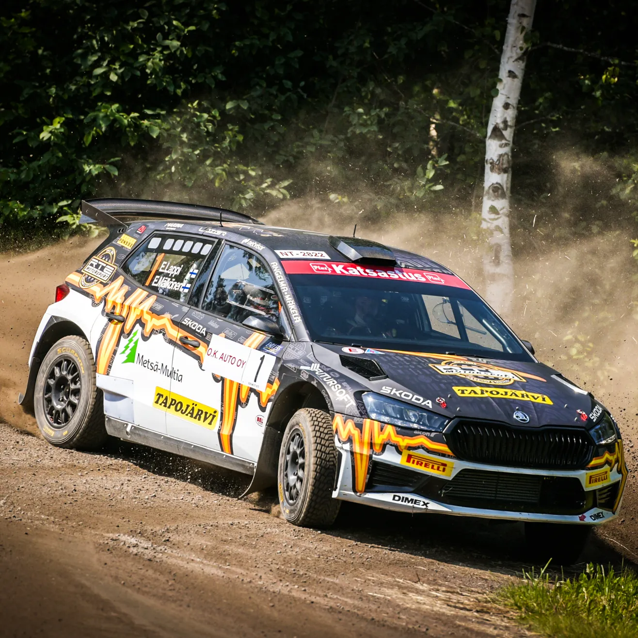 Esapekka Lappi ja kartanlukija Enni Mälkönen lähtevät Lahden erikoiskokeille SM1-luokan johtopaikalla. Kuva: Taneli Niinimäki / AKK