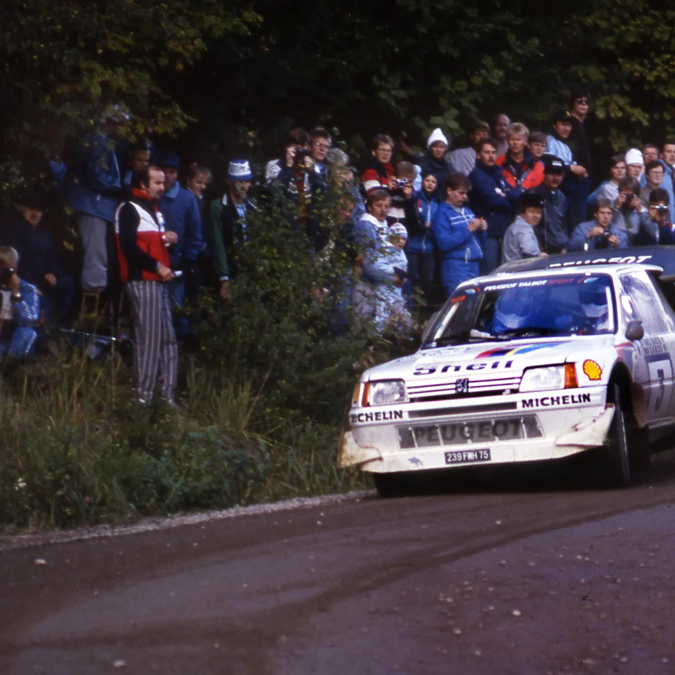 . Peugeot 205 Turbo 16 E2 Juhat Kankkunen sekä Piironen debytoivat nelivetoisen B-ryhmän Peugeotin ratissa kaudella 1986 maailmanmestaruuden arvoisesti. Kuva Suomen MM-rallista 1986.