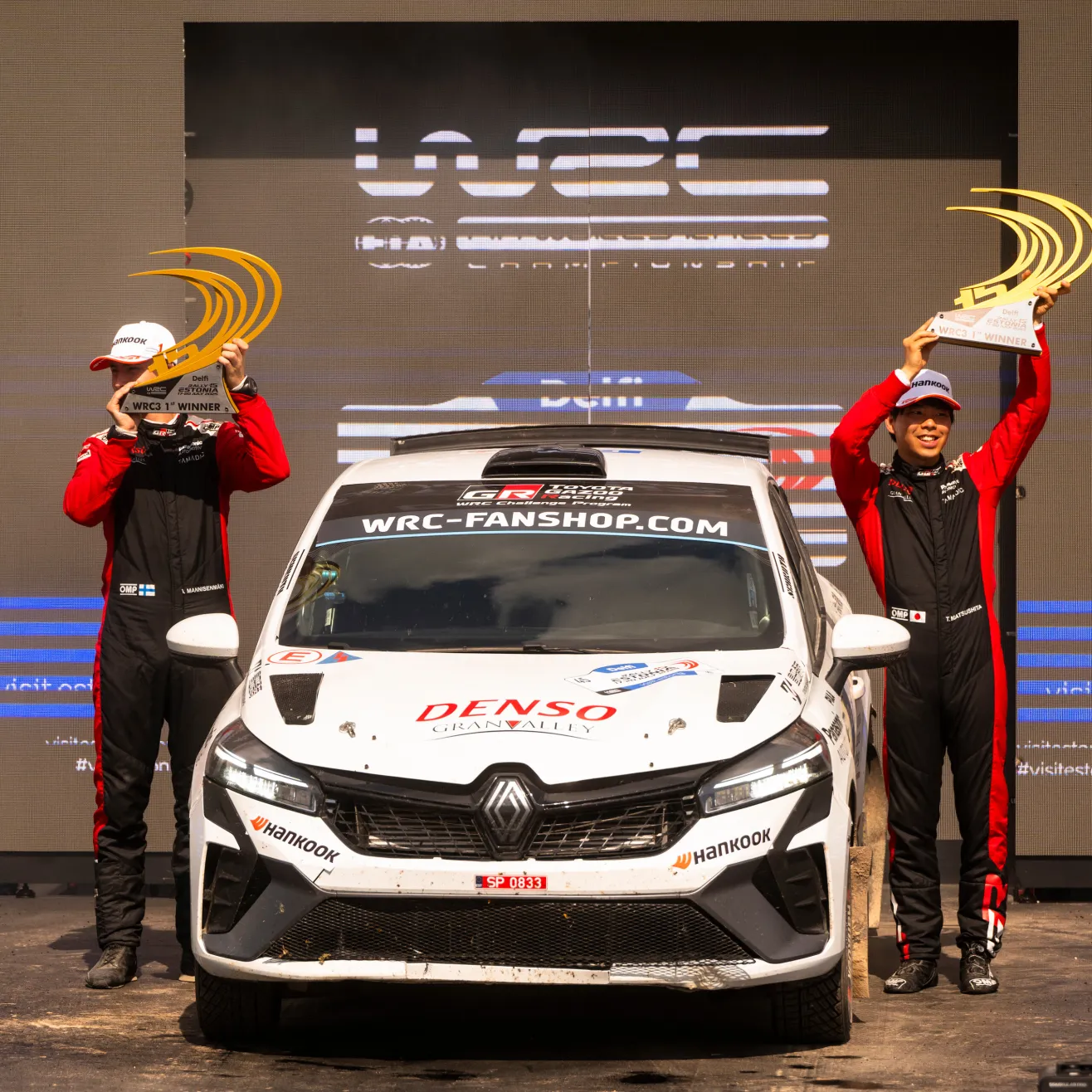 Takumi Matsushita ja Ville Mannisenmäki juhlivat osakilpailun voittoa WRC 3- luokassa Tartossa: Red Bull