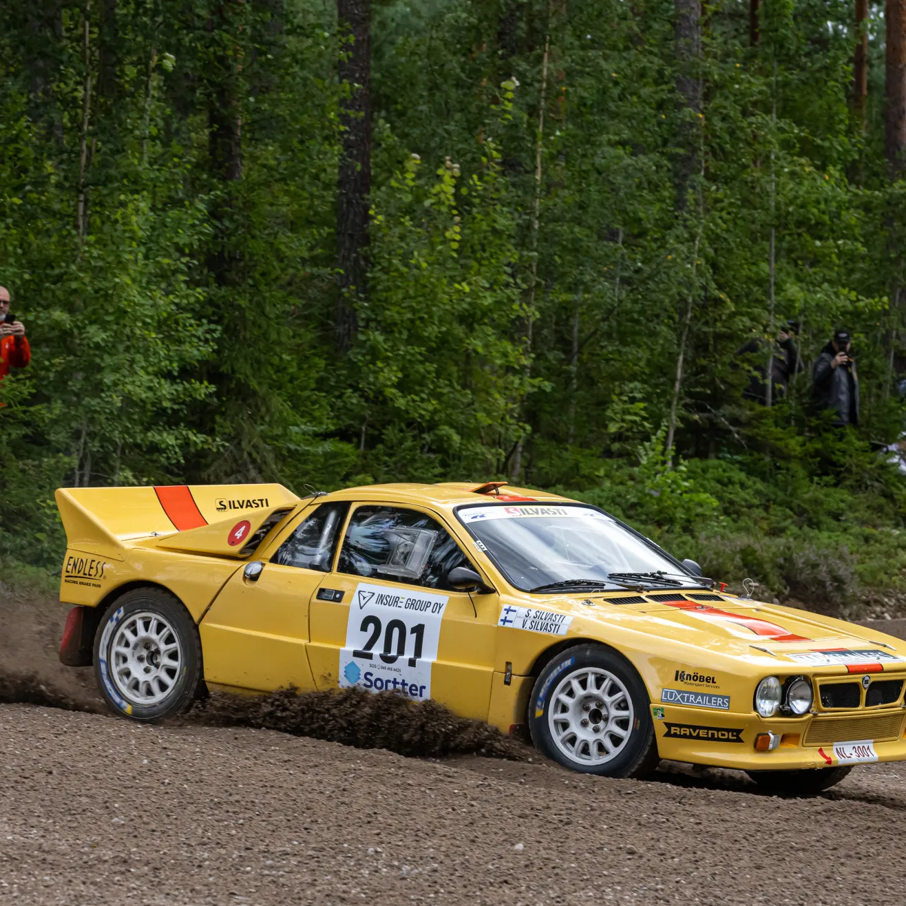 Ville Silvasti ja Saimi Silvasti Lahti Historic Rallyssa, jossa Lancia 037:lla tuloksena oli keskeytys. Jyväskylän Suurajoissa konttoripäällikön tehtäviä hoitaa Silvastin ”ex-kartturi” Risto Pietiläinen. Kuva: Marko Kyöstilä.