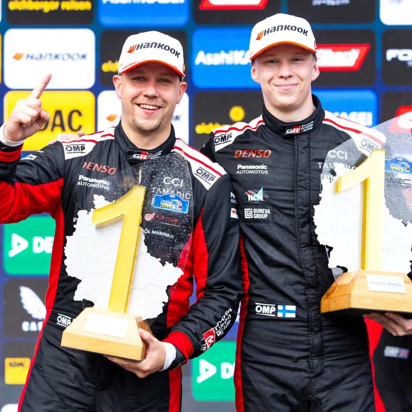 Voittajien on helppo hymyillä. Kalle Rovanperä ja Jonne Halttunen. Kuva Toyota Gazoo. 