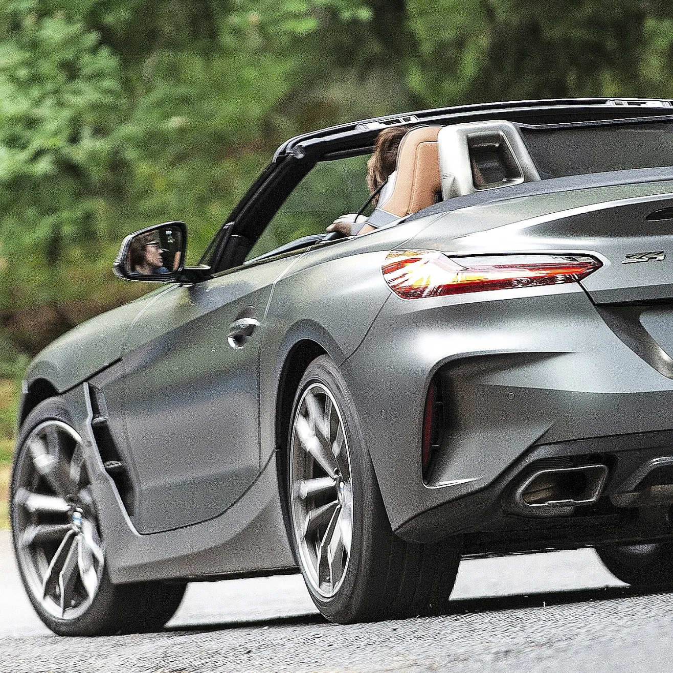 BMW Z4 M40i on ehdottomasti parhaimmillaan katto alhaalla ja rauhallisessa ajossa. Kuva Jari Kohonen.