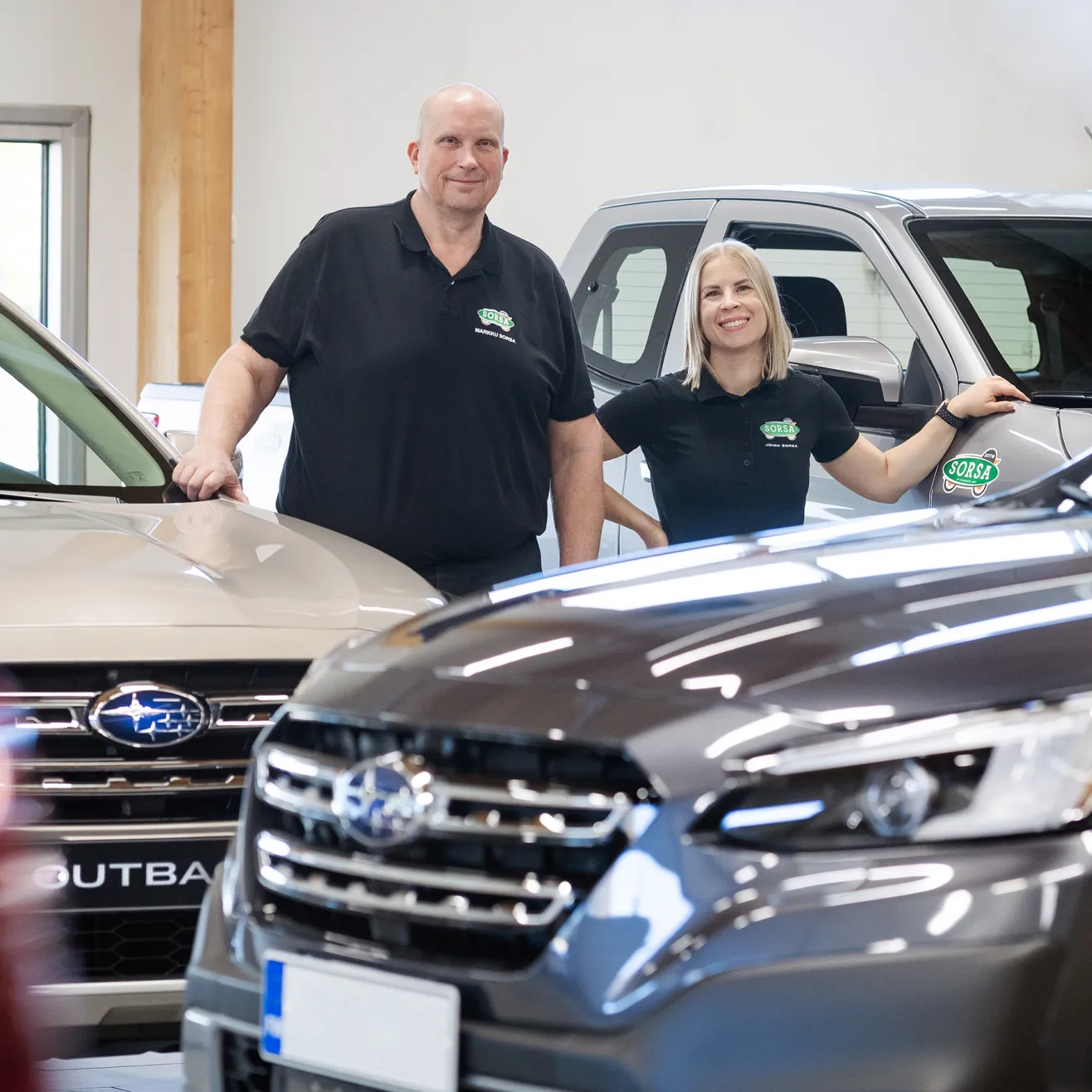 Markku Sorsan vuonna 2018 toteuttaman yrityskaupan myötä Auto Sorsa Oy:lle tulivat myös Subaru-, Suzuki- ja Isuzu-merkkien uusien autojen myynti sekä merkkien huoltokorjaamo. Yhtiöllä oli aiemmin jo Toyotan ja Subarun merkkihuollot. Kuvassa Markku sekä perheyrityksessä automyyjänä työskentelevä tytär Jenni Sorsa. Kuva: Marko Mäkinen.
