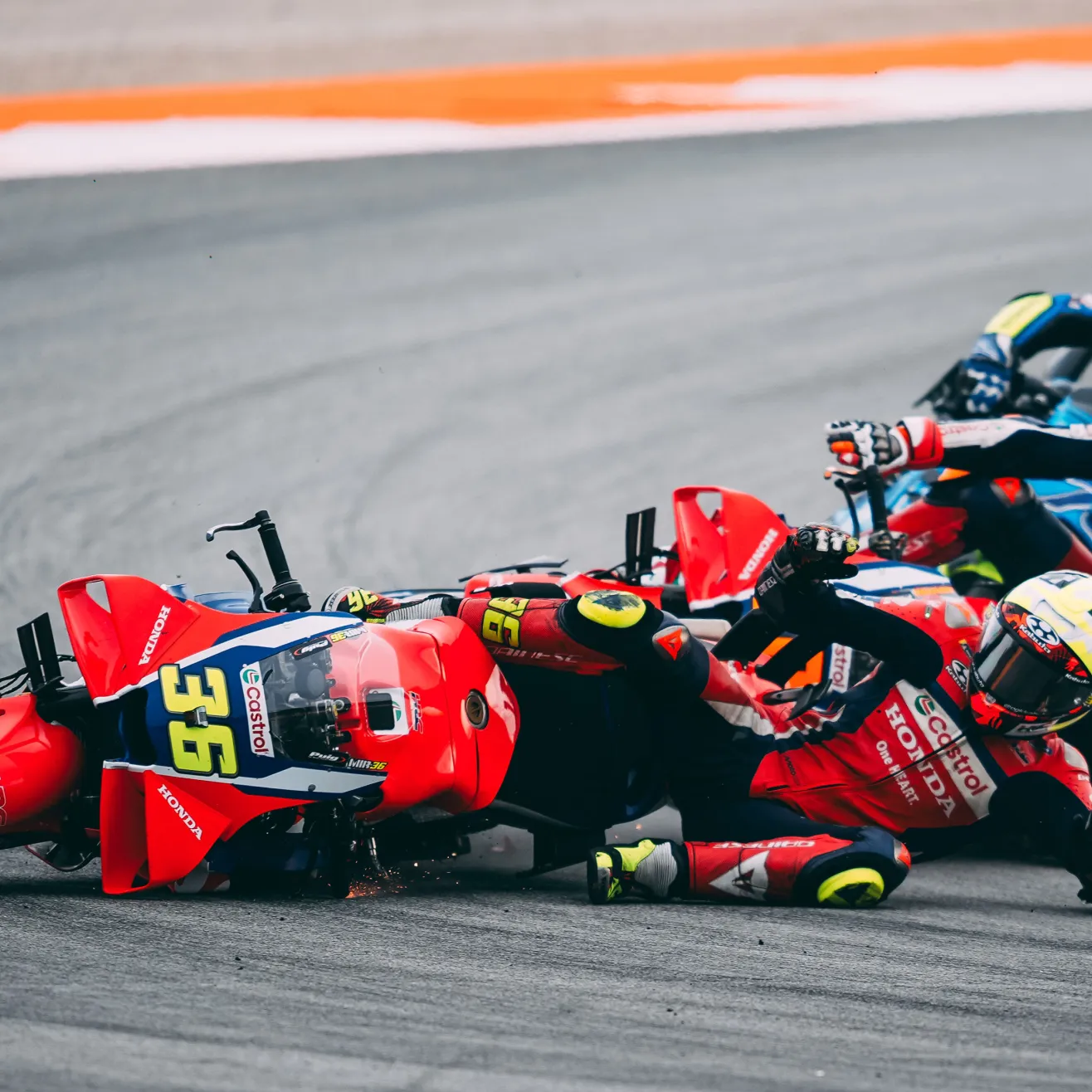 Honda-kuljettajat kaatuivat lauantain sprintissä. Kuva MotoGP. 