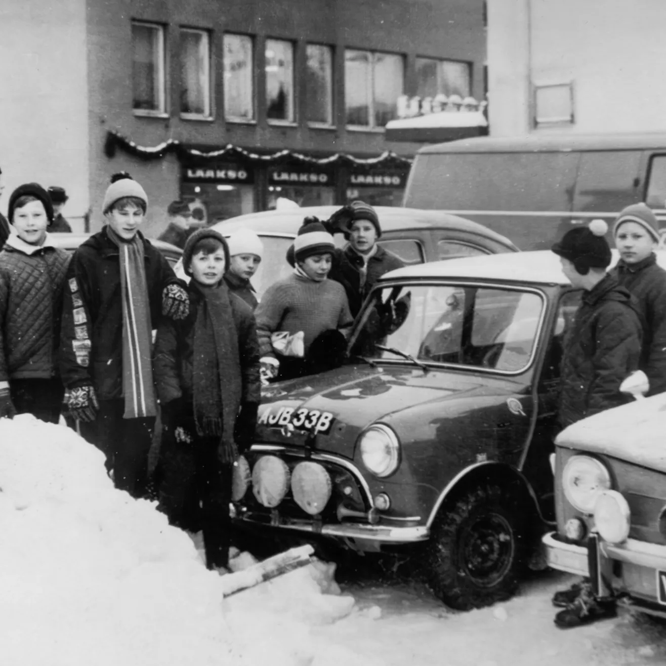 Timo Mäkisen tehdas–Mini poikajoukon ympäröimänä Riihimäen keskustassa 1966. Kari Näätänen kuvassa kolmas vasemmalta. Kuva: Kari Näätäsen arkisto.