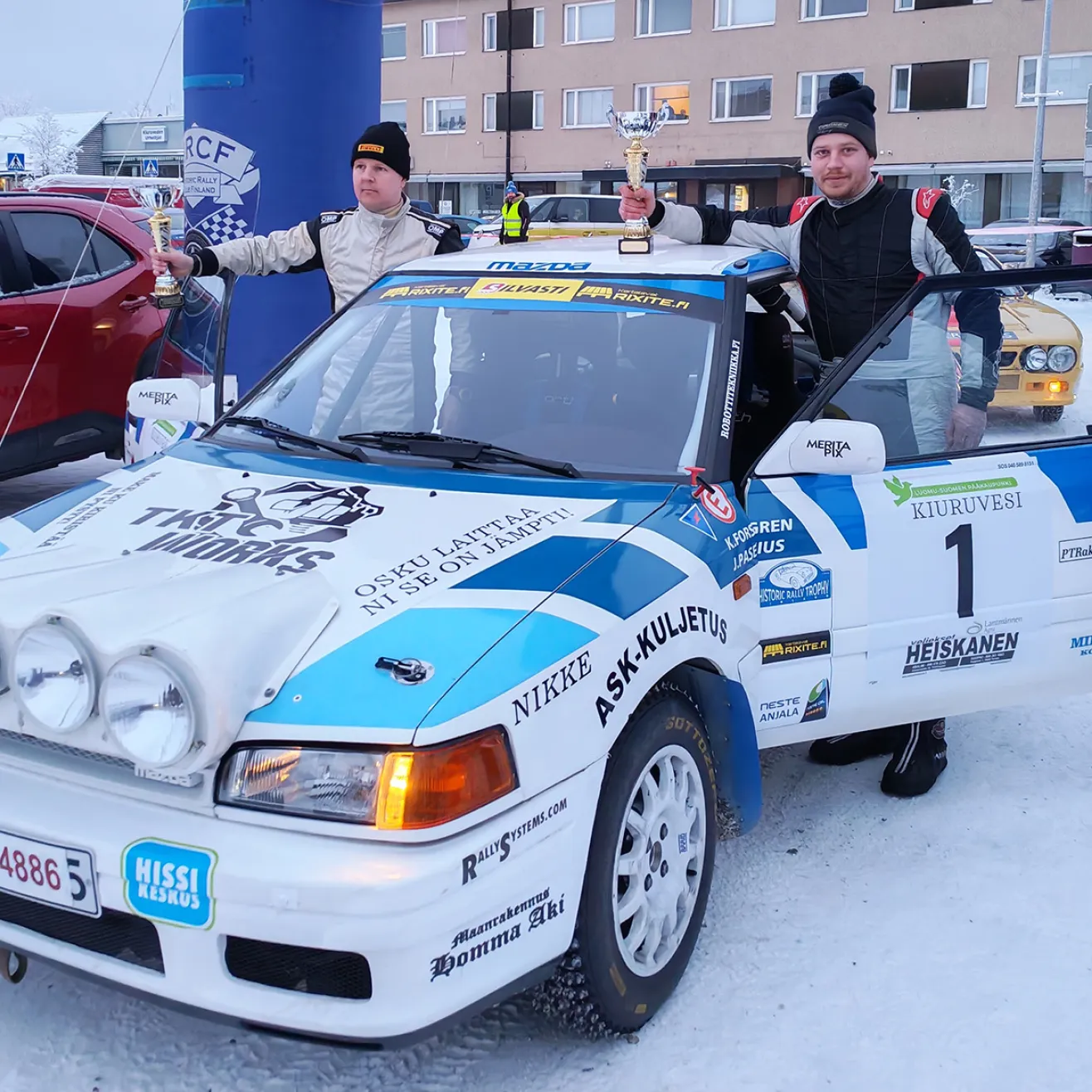 Vielä ennen lähtöä Kim Forsgren epäili sekä itsensä että autonsa suorituskykyä. Maalissa olikin sitten helppo hymyillä, kun miehet nelivetoisella Mazdallaan olivat päivän nopein pari. Kuva: Seppo Koskinen