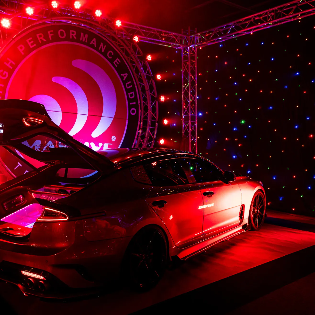 Car Audio World tarjoaa Messukeskuksen hallsisa kaksi (2) hulppeaa autohifiä ja tunnelmaa.  Kuva: Ansis Ventins/ACS