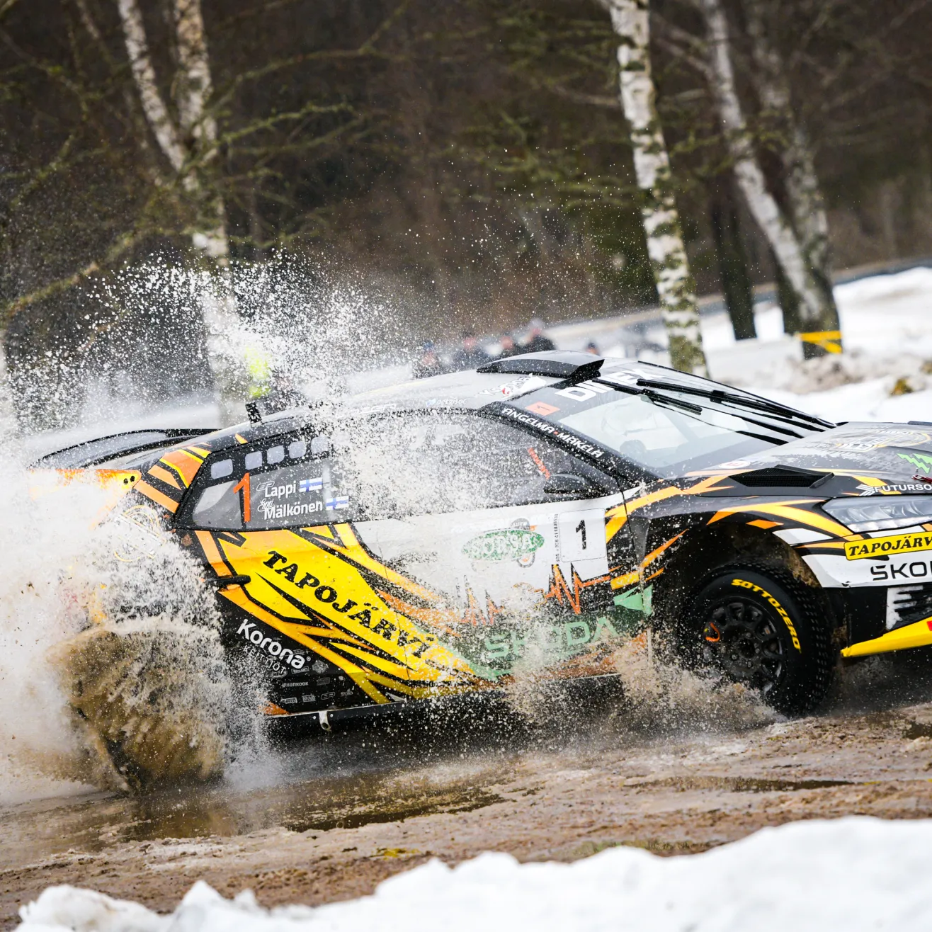 Esapekka Lappi kesti virolaisten rallitoivojen hyökkäyksen Riihimäen sohjoisissa olosuhteissa. Kuva: Taneli Niinimäki / AKK.