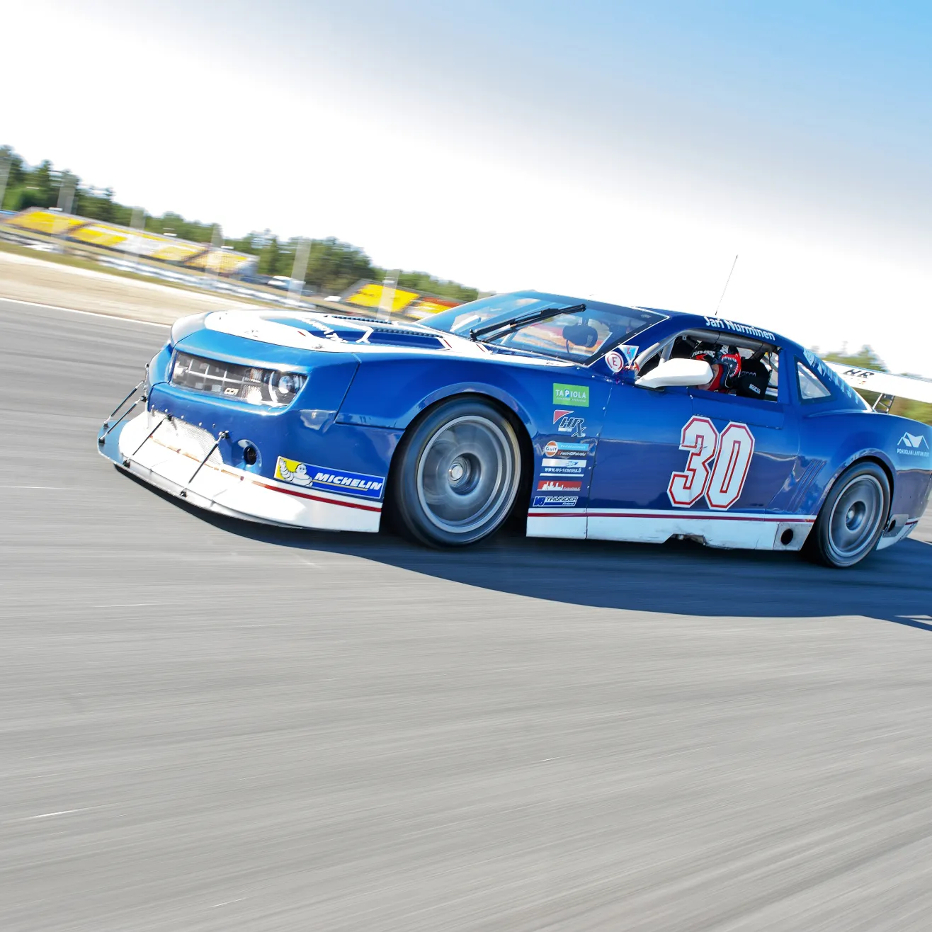 Marcus Bosse Grönholm testaa Camaro. Kuva Arttu Kauranne. 