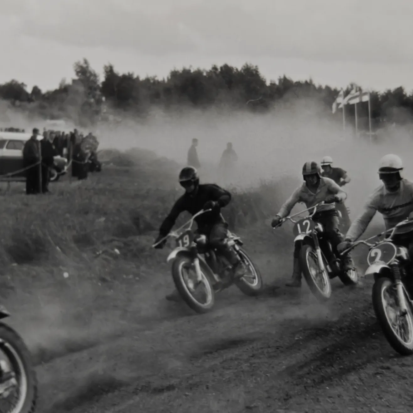 Turun Moottorikerhon Jaakko Lehmuskoski (2) vauhdissa motocrossin SM-osakilpailussa Turun Artukaisissa vuonna 1964. Kuva Jaakko Lehmuskosken kotialbumi. 