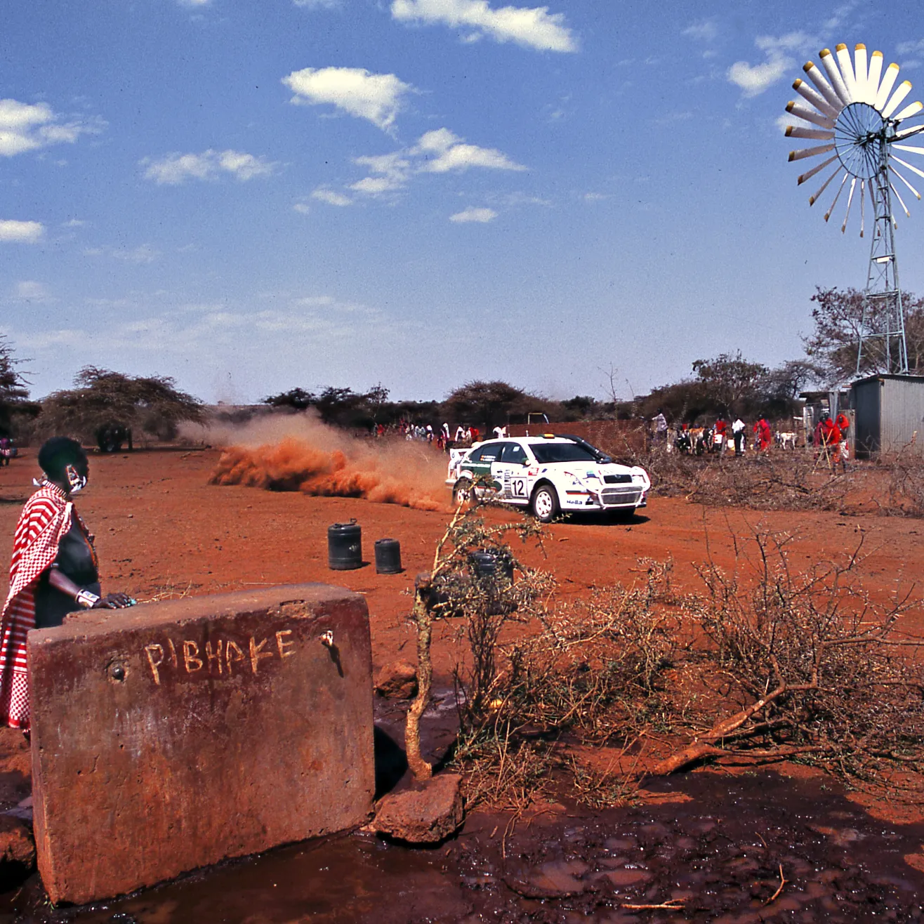 Safariralli on kestävyysralli. Vuoden 2000 kisassa Colin McRaen Fordin vasen etupyörä oli taipunut EK 8:lla auton alle. Kuva Marko Mäkinen.