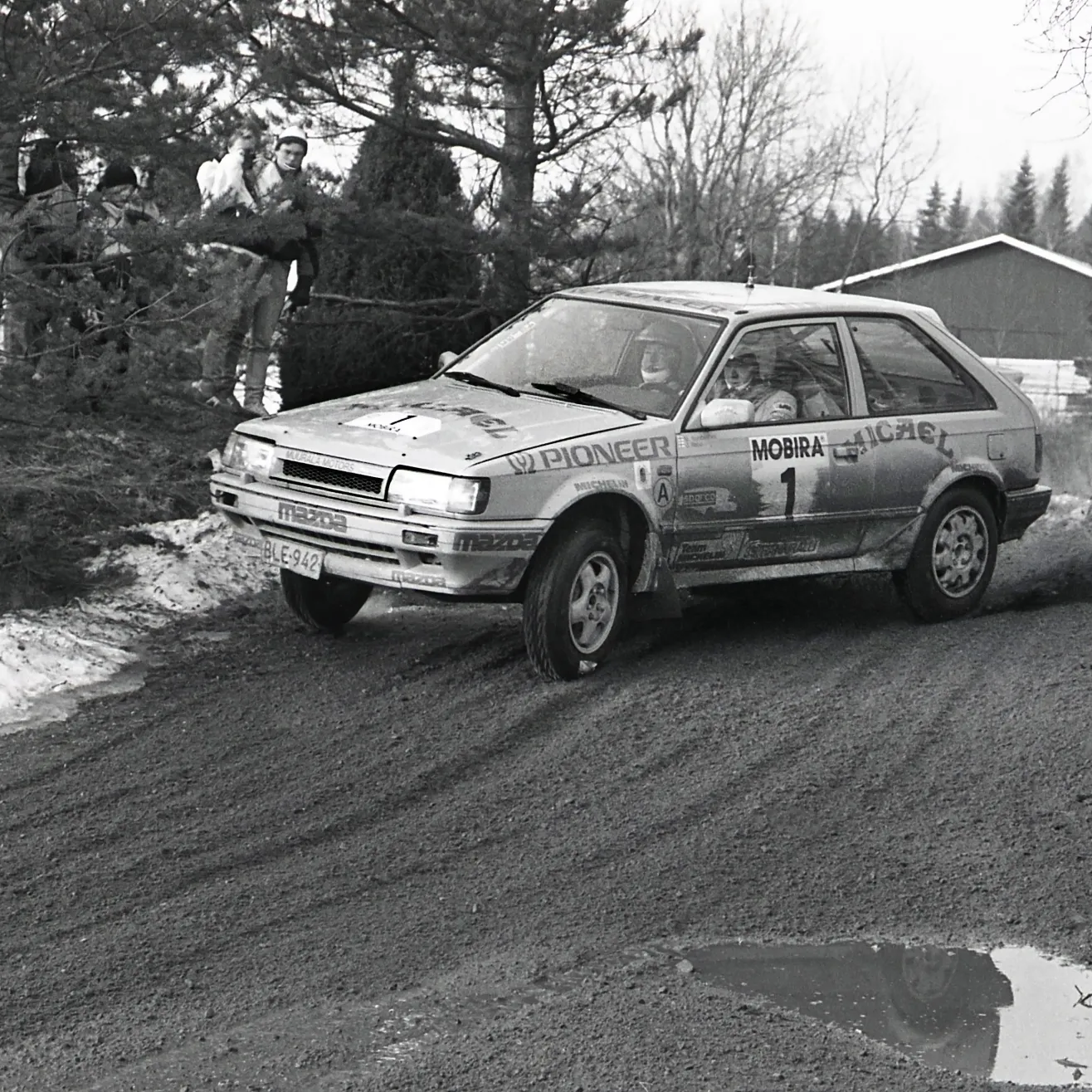 Mazdan Mikael Sundström ja Juha Repo valloittivat soralla ajetun talviklassikon 1990. Kuva Marko Mäkinen
