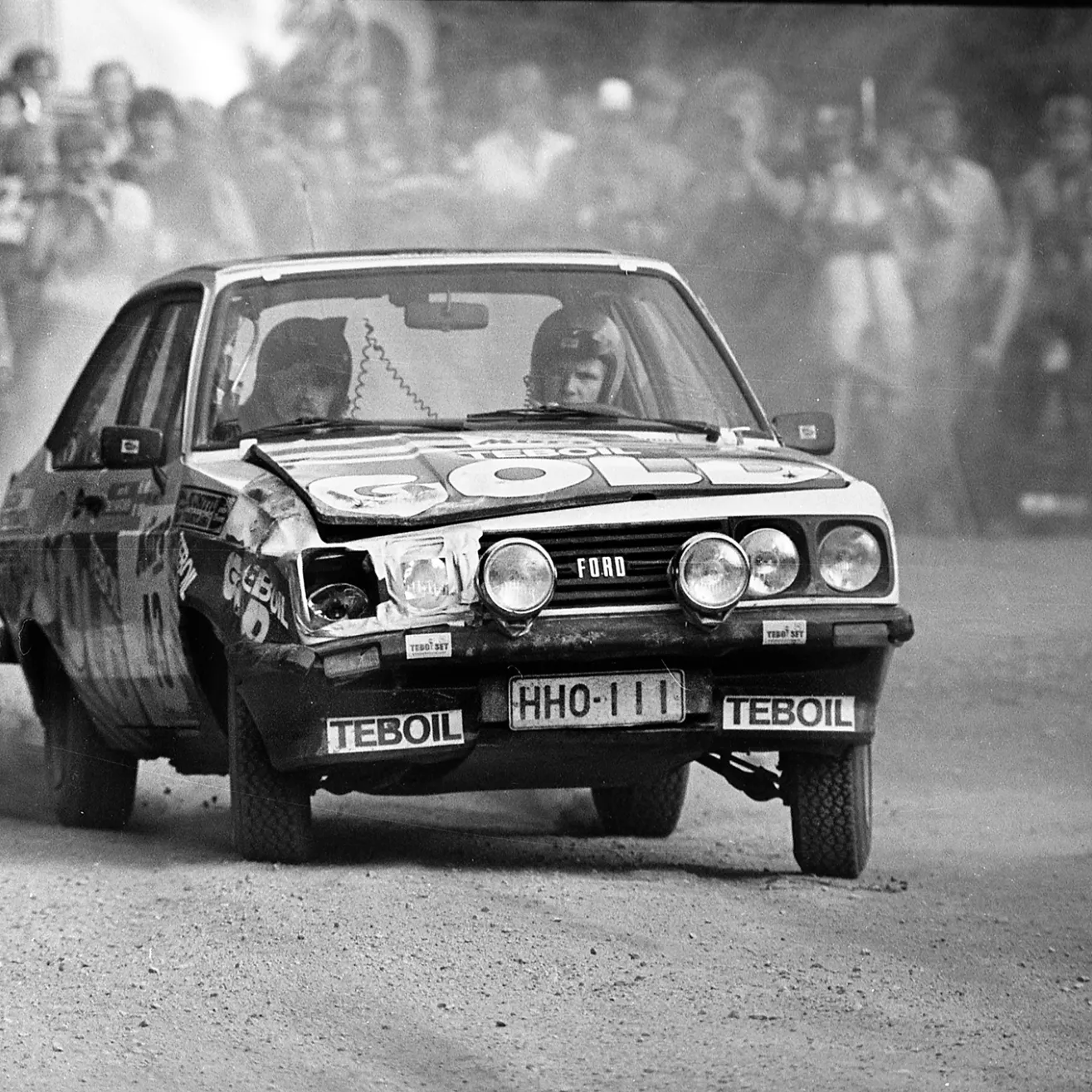 Timo Hantunen luotsaamassa tulevaa nelinkertaista maailmanmestaria Juha Kankkusta laukaakaisen ensimmäisessä Suomen MM-rallissa 1979. Kuva Marko Mäkinen. 