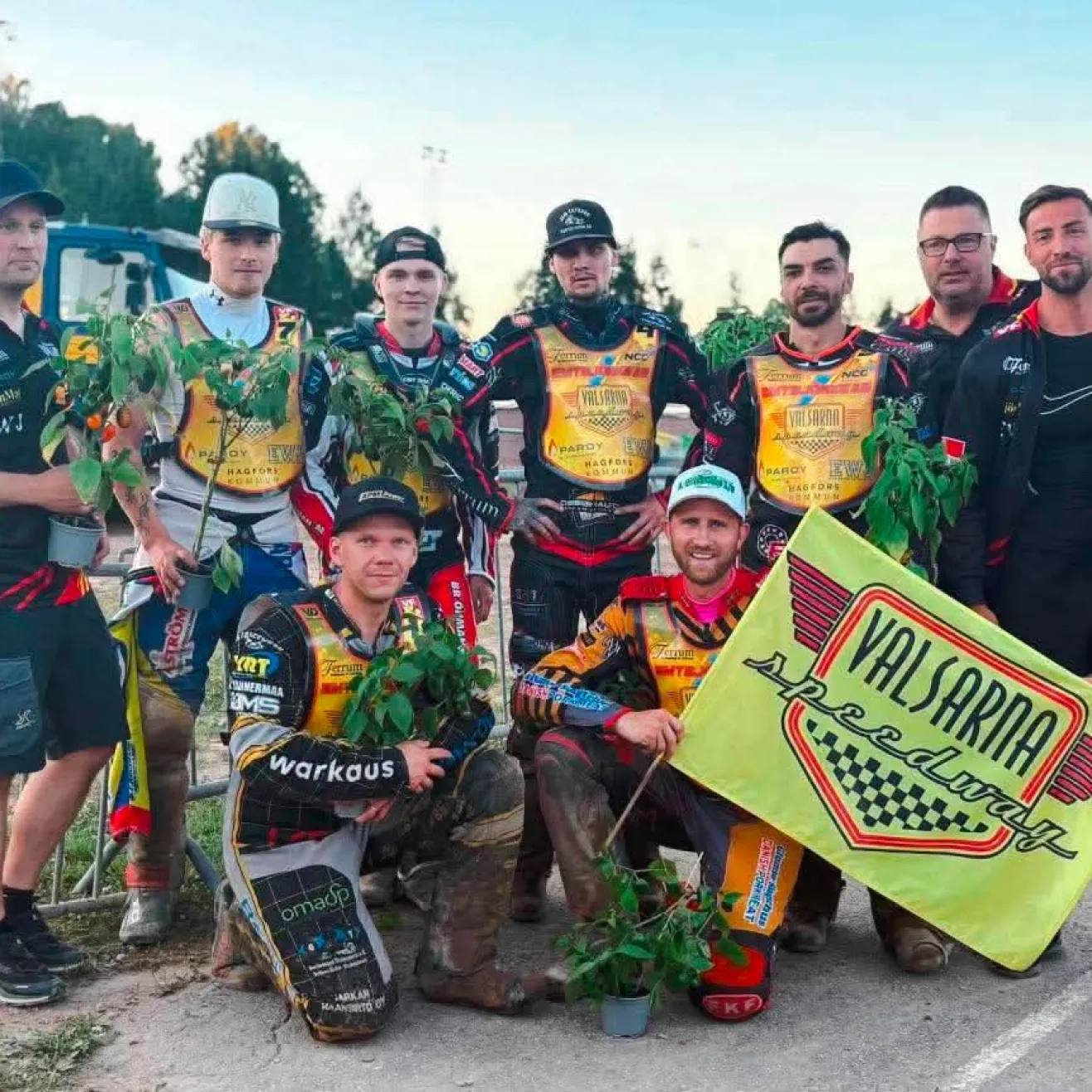 Kuvassa voittoisa Valsarnan joukkue. Kuva Must One's Racing Team.