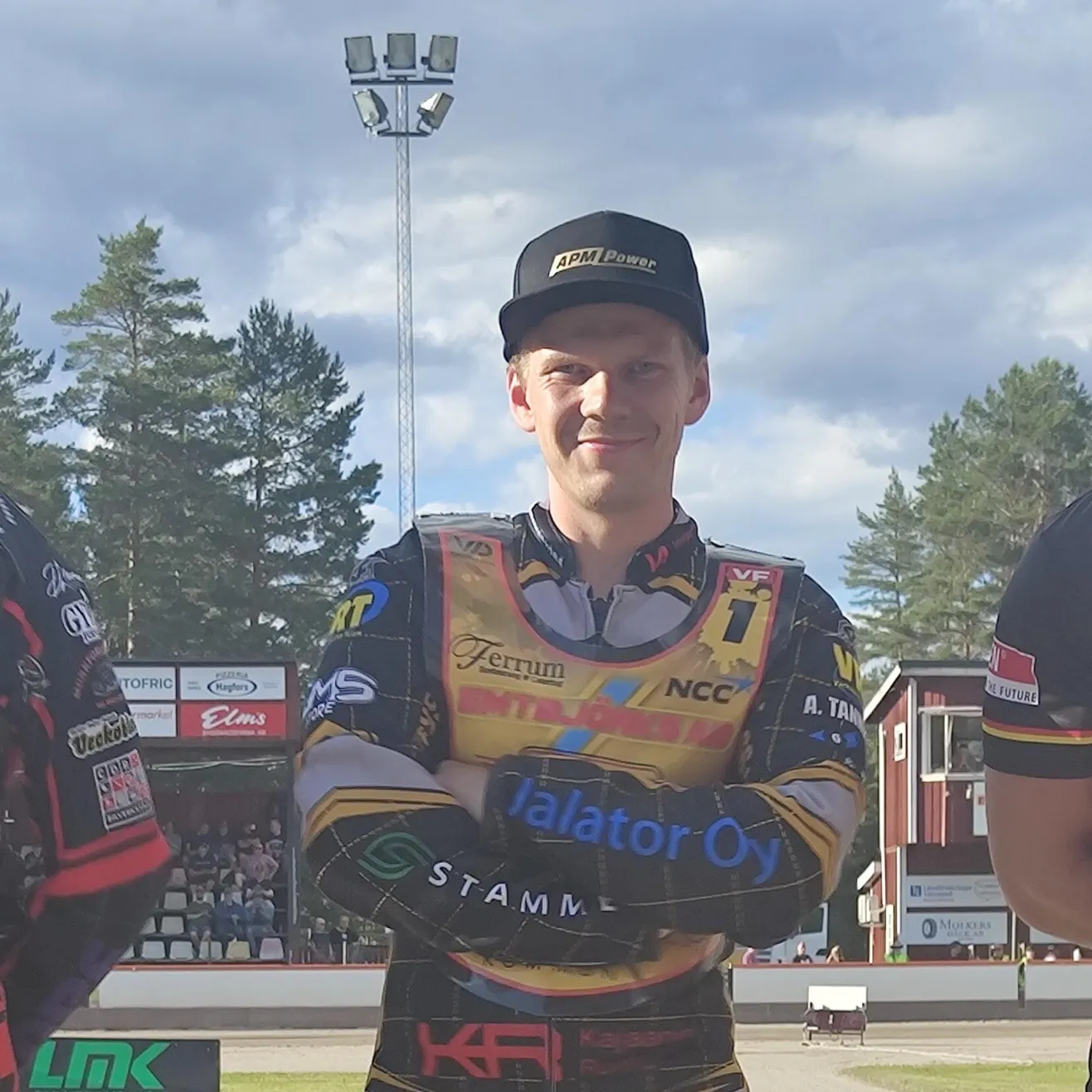Jesse Mustonen. Tomi Nevanperä
