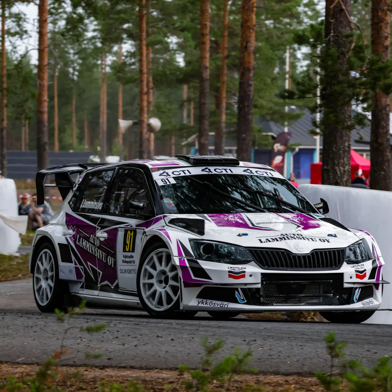 Jari Lamminsivu kuittasi Vaalassa jo kolmannen perättäisen asfalttisprintin nelivetojen Suomen mestaruuden. Kuva: Joona Gråsten / AKK.