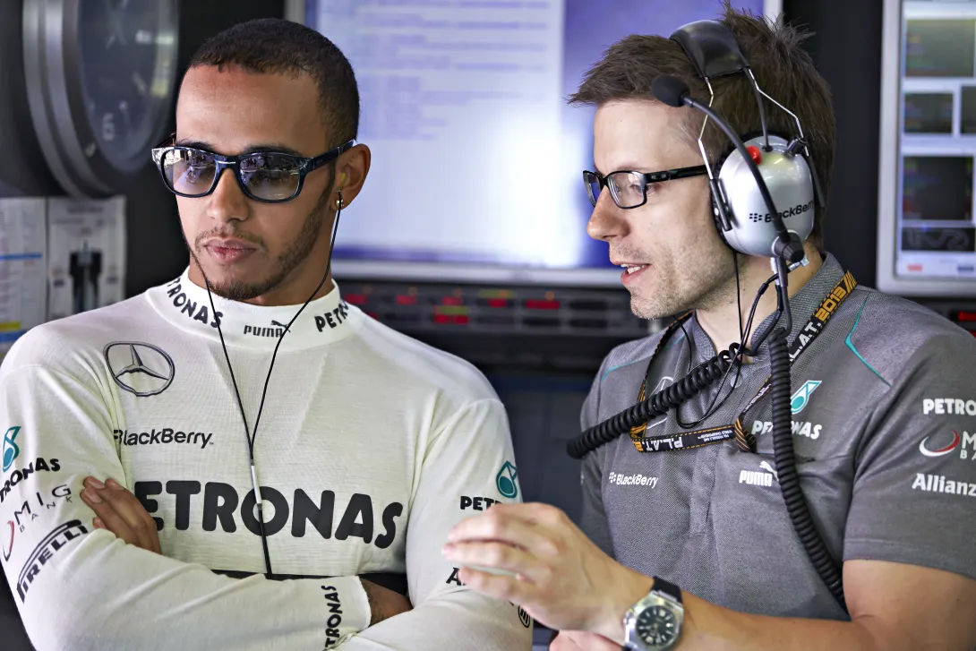 Peter ”Bono” Bonnington ja Lewis Hamilton "Hammer time"! Kuva: Steve Etherington/Getty Images