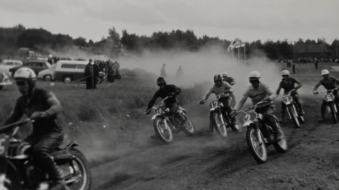 Turun Moottorikerhon Jaakko Lehmuskoski (2) vauhdissa motocrossin SM-osakilpailussa Turun Artukaisissa vuonna 1964. Kuva Jaakko Lehmuskosken kotialbumi. 
